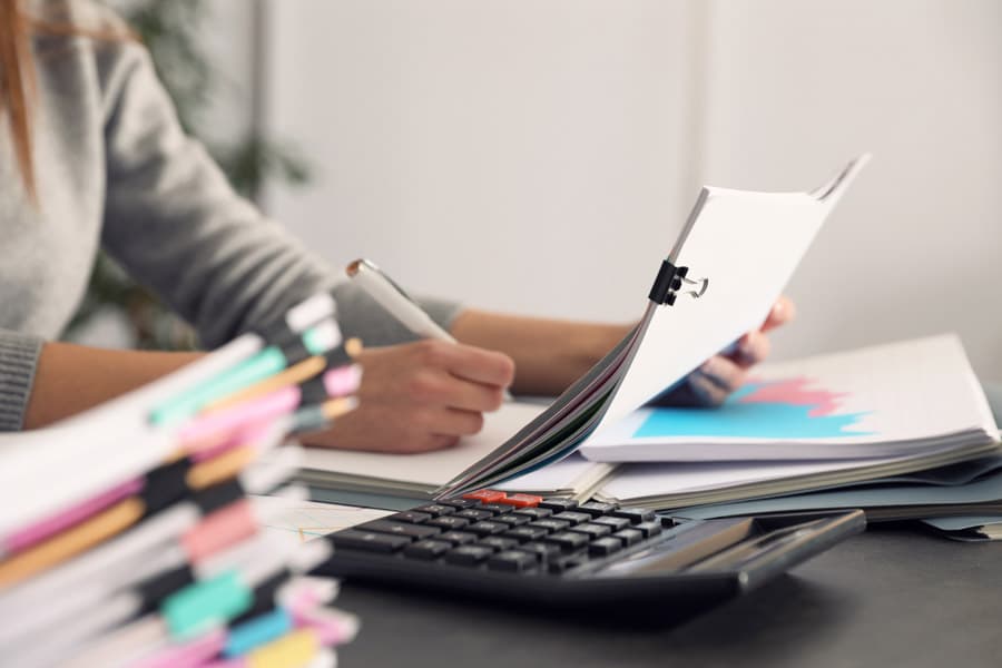 ¿Necesita ayuda con trámites administrativos? ¡Llámenos!